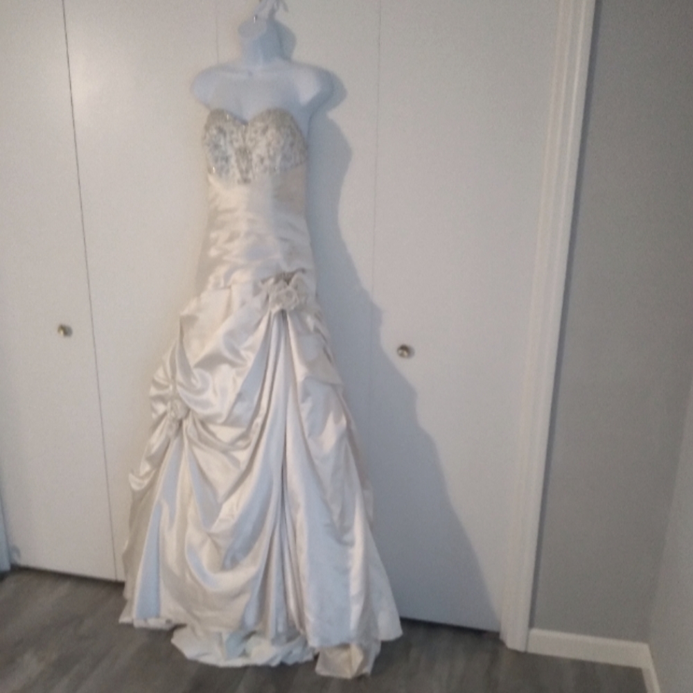 Allure Bridals Ivory Mermaid Wedding Gown size 12